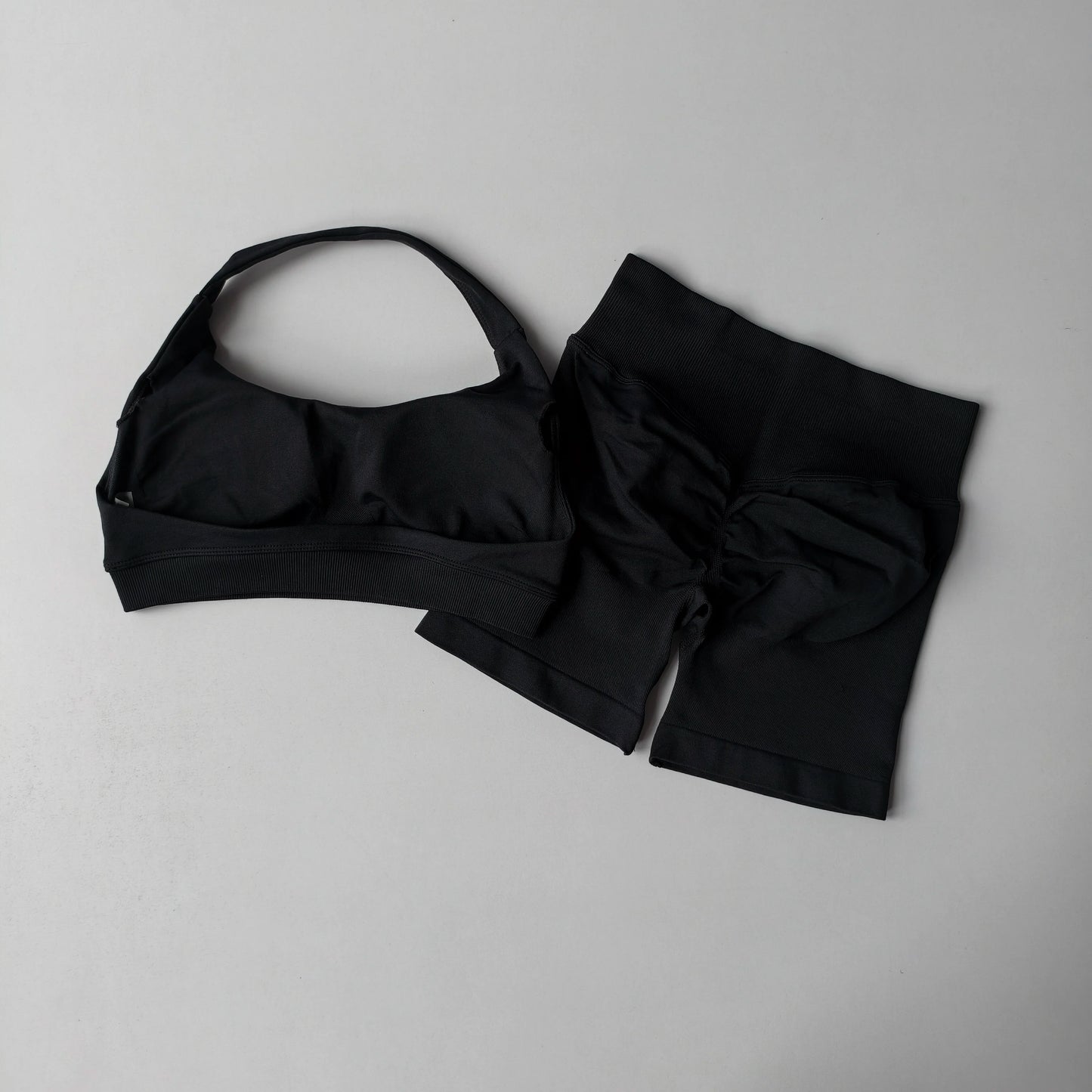 2-Piece Seamless Yoga Set – Women's Halter Sports Bra & Shorts